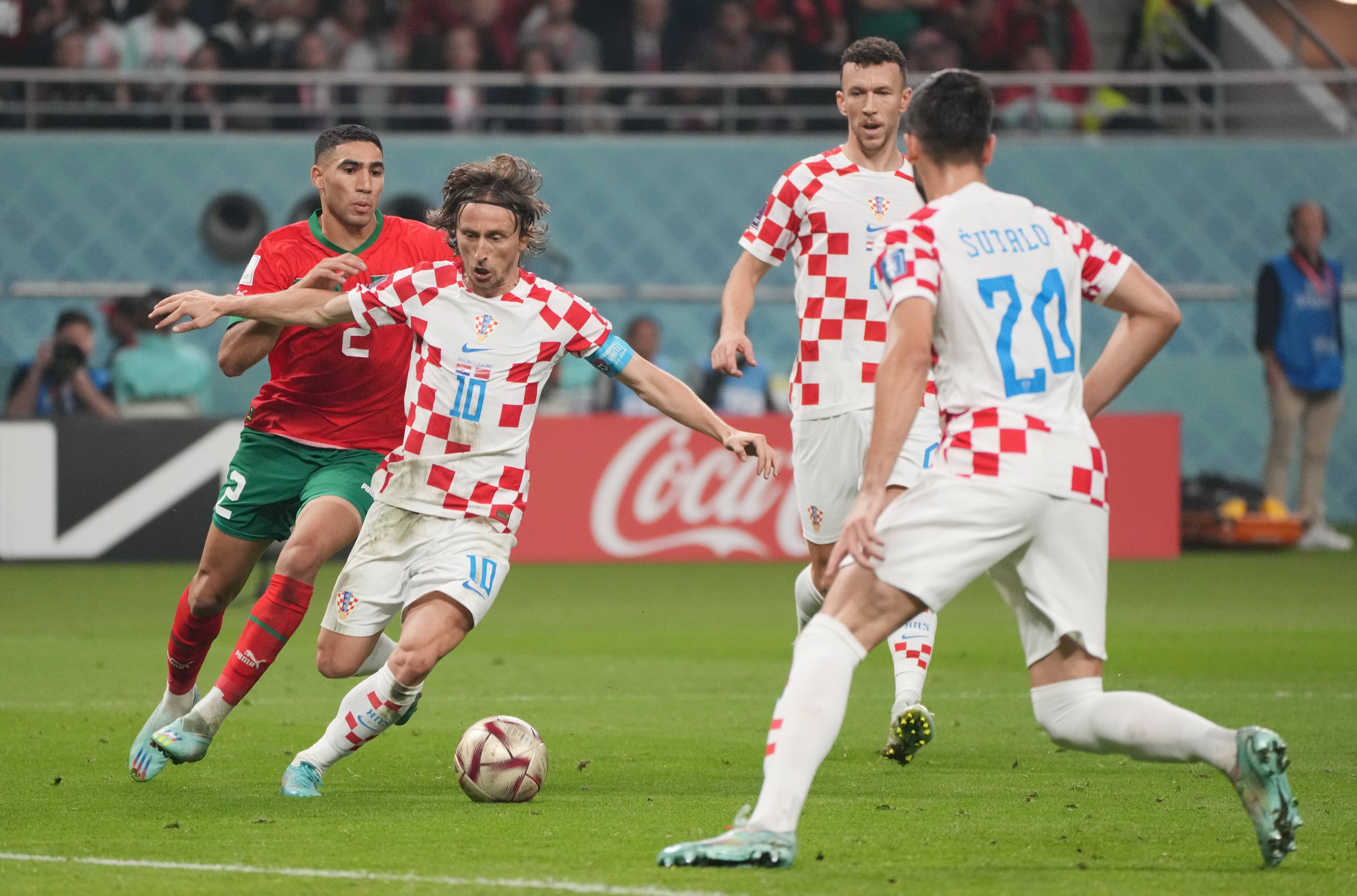 欧冠赛程吃紧，上海海港赛前遗憾出局，赛场秩序良好，更衣室氛围转暖的简单介绍