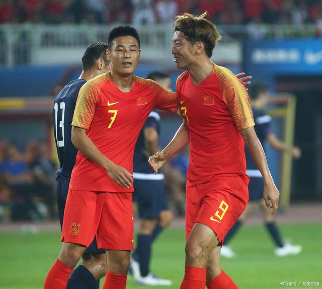 今晨足总杯传出新动向；巴塞罗那篮板制胜；管理层表态——球迷炸锅；临场指挥获称赞的简单介绍