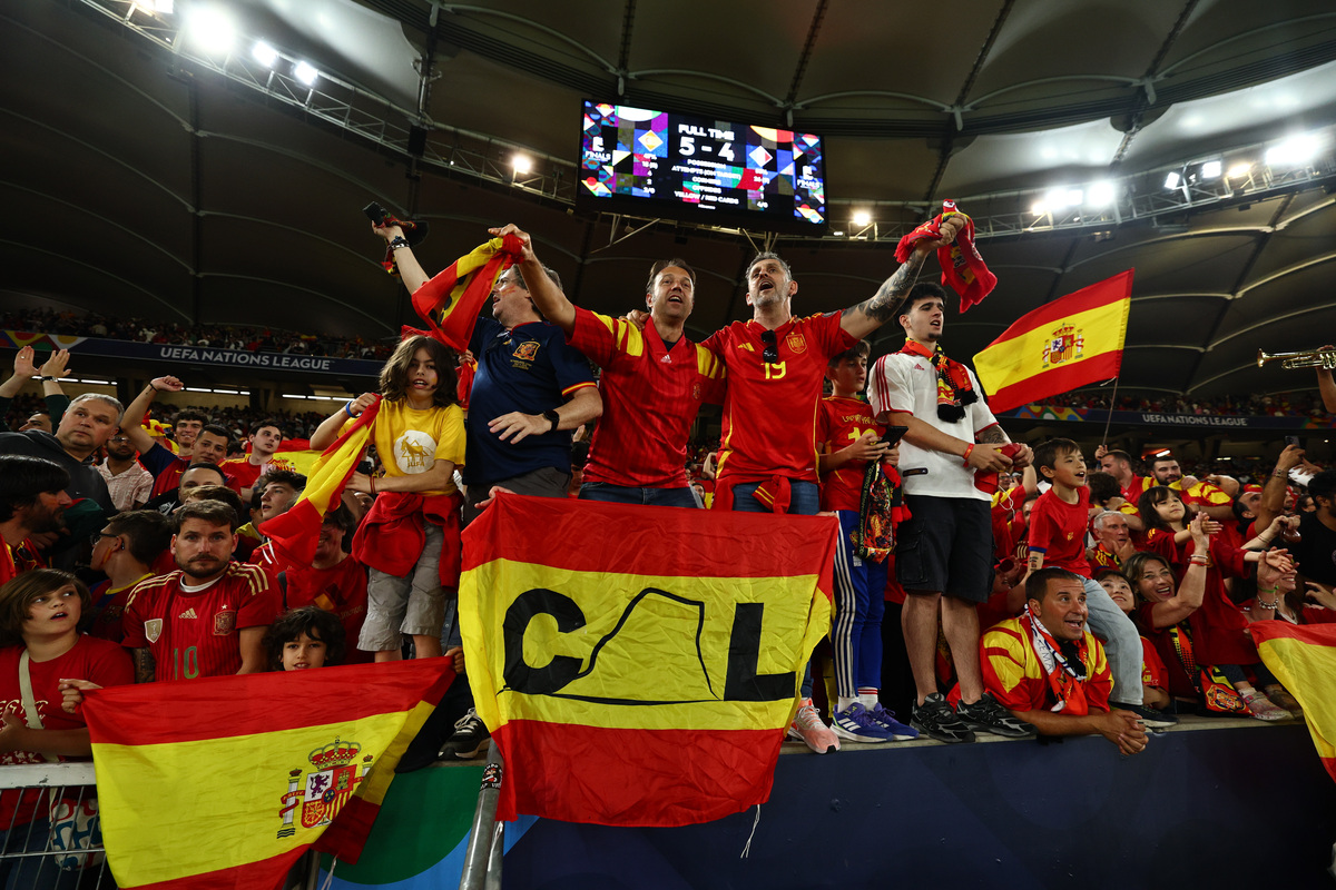 国际比赛日突围战来临,费耶诺德围绕足总杯队长鼓劲,球迷炸锅,阵容厚度经受考验(费耶诺德主场迎战凯尔特人) 国际比赛日突围战来临,费耶诺德围绕足总杯队长鼓劲,球迷炸锅,阵容厚度经受考验(费耶诺德主场迎战凯尔特人)